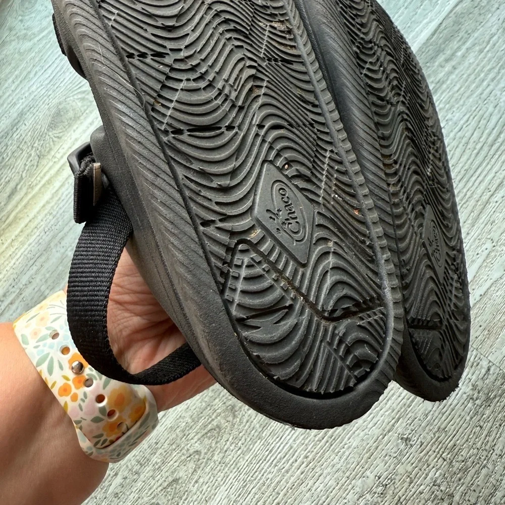 Kids size 4 black Chaco‎ sandals